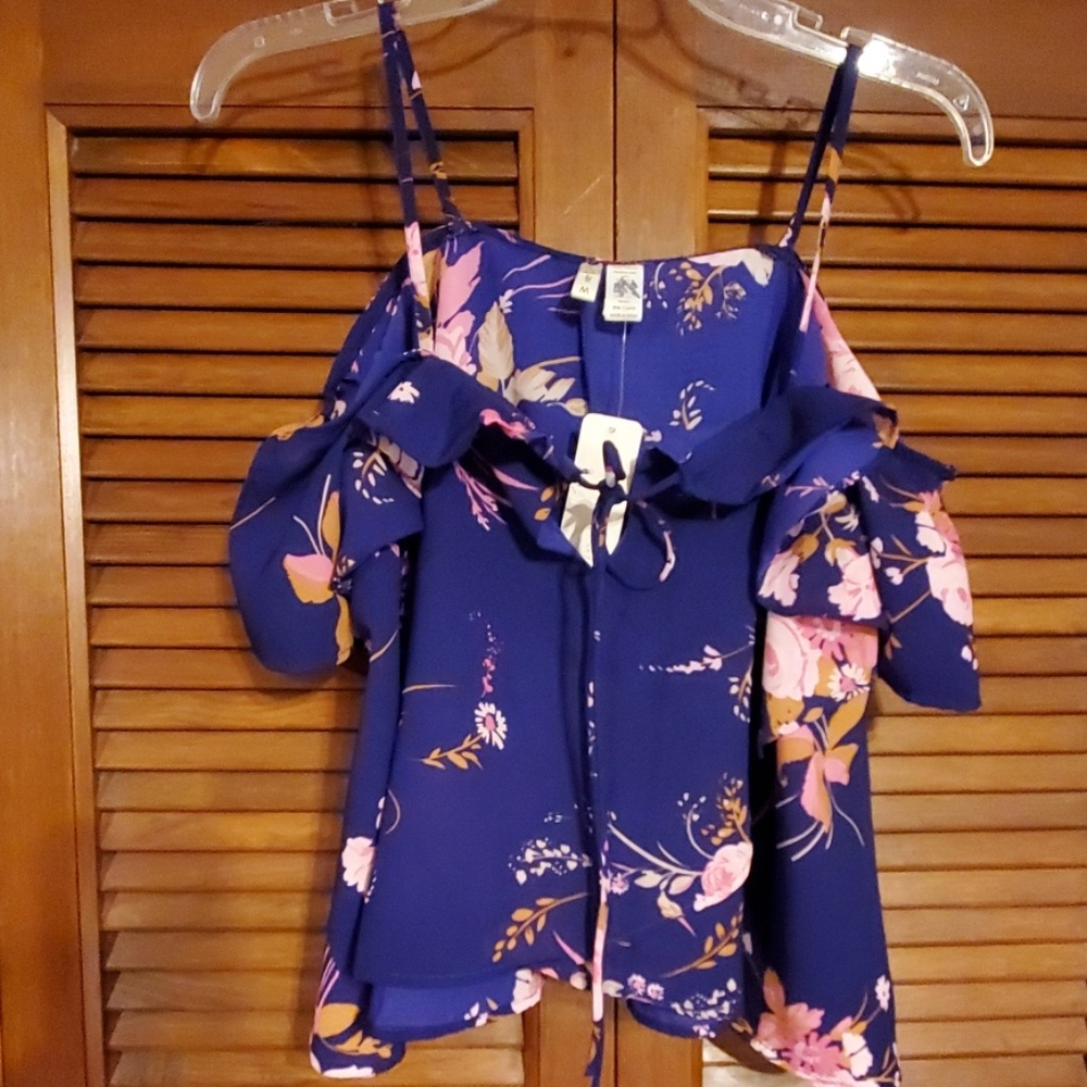 🟡 BOGO NWT Japna cold shoulder shirt